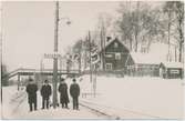 Östertälje station. Statens Järnvägar, SJ. Förste stationsmästaren vid Östertälje Otto Werner Eriksson, andre man från vänster. Han var stationsmästare under 1920-1935. Stationen byggd 1915 och öppnades 1916.