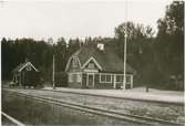 Österskärs station. Stockholm-Rimbo Järnväg, SRJ.Öppnad 1906. Eldrift 1939. Övergick till Statens Järnvägar, SJ 1959.