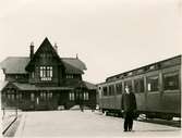 Stationsinspektör Ivar Olsson utanför Särö Station.