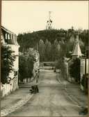 Dalagatan i Söderhamn. I bakgrunden syns utsiktstornet Oscarsborg som invigdes 1895 och är 23 meter högt.