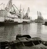 Göteborgs hamn. Pråmar försedda med räls för transport av smalspåriga godsvagnar till och från fartyg och industrier vid Göteborgs hamn.