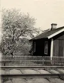 Alingsås-Göteborg. Banvaktstuga 124.
Staketet i bild kallades idealstaket och tillverkades på rulle.