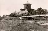 Skansen Lejonet och viadukten. Göteborg. 

Statens Järnvägar, SJ S. Göteborg viadukter
Från På originalkopians baksida anteckning: 
12090 Äkta foto, AB Göteborgs Konstförlag, Göteborg. Skansen Lejonet och viadukten. No 184
SJ
Tåg på Västkustbaneviadukten i Göteborg.
I bakgrunden Skansen Lejonet
Omkring 1931