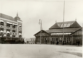 Helsingborgs färjestation.
Post- och resgodsvagnen är före detta personvagnen Statens Järnvägar, SJ C0b 1143, vilken byggdes om till postvagn 1901. Vagnen fick en inbyggd plattform 1910.
TT