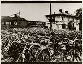 Cyklar parkerade utanför stationshuset.