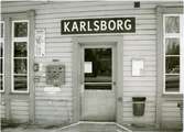 Bild tagen på  framsidan av Karlsborgs Stationshus 1986-05-05, en torsdag