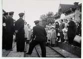 Tåg nr 1 vid Karmansbo station den 31/8 1952. Prosten Lundgren håller 