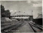Nybyggd bro över järnväg.
Text på  bilden : Vägbron K. 22/8 1917 No XIV.