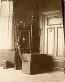 Fastlåst remisskista vid godsexpeditionen i stationshuset.