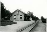 Korsberga station med stationspersonal. Den lilla byggnaden med tornet är avträdet.