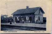 Lundby omkring 1900-1906.
Stationsföreståndare Holm med hustru.
Stationskarl okänd.
