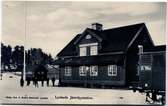 Godsvagn och personal vid Lycksele station. SJ G 8592