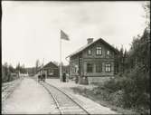 Rogsta station med personal på dressinen.