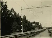 Bangården, kontaktledning och stationshus.
