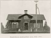 Sandvikens stationshus 1863 - 1868. Foto ur GDJ årsskrift 1855 - 1908. Det här är det ursprungliga stationshuset som 1868 byttes mot ett större även det i trä.