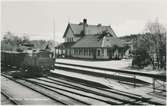 Spånga järnvägsstation. På spåret syns ånglok tillhörande Stockholm - Västerås - Bergslagens Järnväg, SWB Y3 79.