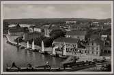 Strömstad med utsikt från bergsplatån över hamnen och staden.