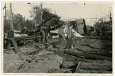 Urspårning natten mellan 2 och 3 oktober 1948. Arbetare som håller på att städa upp på olyckplatsen.