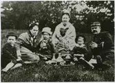 Sävsjö. Stationsinspektor Kull med familj i det gröna . Foto 1877-1889