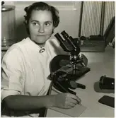 Läkarmottagningen SJ. Syster Birgit skriver rapport.