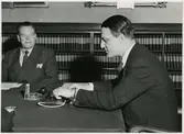Norges Statsbaners nye generaldirektör H. E. Stokke till vänster, kom på fredag till Stockholm på sitt första officiella besök och mottogs av sin Svenska kollega, generaldirektör Erik Upmark i spetsen för järnvägsstyrelsen. (text genom TT)