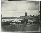 Järnvägsbron fotat från Södermalm, med ångbåtar.