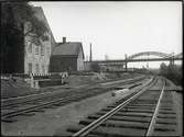 Karlberg. Höjning av huvudspåren över vägporterna vid Rörstrand. S:t Eriksbron i bakgrunden. Atlasområdet till vänster bortom bron, Rörstrandsområdet hitom bron till vänster i bild.