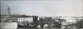 Panorama över sydvästra delen av Klara församling. I förgrunden t.v. Klara kyrka samt Kirsteinska huset vid Klara Strandgata (Vasagatan) med tillhörande trädgård. De låga husen på panoramats högra halva revs på 1860-talet för att lämna plats åt Centralstationen, som nu reser sig där.