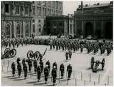 Statens Järnvägar, SJ III distrikt driftvärn går högvakt på Stockholms Slott 1954.