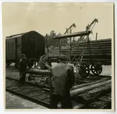 Tvååker. Statens Järnvägar, SJ godsvagn 15113. Lastning/lossning av slipers.
