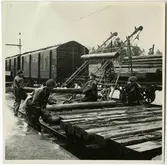 Tvååker. Lastning/lossning av slipers.