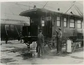 Tomteboda. Statens Järnvägar, SJ. Huvudverkstaden. Vid utarbetad metod för tvättning av vagnar. Statens Järnvägar, SJ C3d 2221.