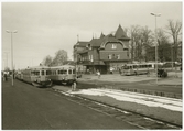 Ulricehamn station, på spåret rälsbussarna Statens Järnvägar  SJ Y7 1169 och SJ Y7 1246. Till höger syns Volvo SJ Buss linje 131.