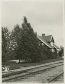 Trädgård och stationshus i Ulriksfors. Växelklot nummer 17.