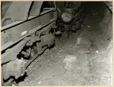 Statens Järnvägar, SJ, Mas Malmvagn står på sidan av spåret efter urspårning den 17/4 1956 på sträckan mellan Vassijaure och Hundalen.