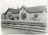 Skåne - Hallands Järnväg, SHJ. Stationen anlades 1885. Stationshusets expeditionslokaler utvidgades och väntsalen moderniserades 1947.