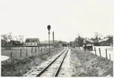 Norra infarten till Visby hamn station. Gotlans Järnväg, GJ var det första och största järnvägsbolaget på Gotland. Järnvägen förstatligades 1947. Den allmänna trafiken lades ned 1960. Enskild godstrafik i Visby Andelsslakteris regi bedrevs på sträckan Slakteriet-Visby hamn fram till maj 1962.