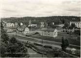 Viskafors station. Bilen är troligen en Simca Arondes som tillverkades från 1951 till 1964