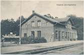 Vårgårda station. Statens Järnvägar, SJ. Banan öppnades 1857, elektrifiering 1926 och fick dubbelspår 1954.