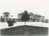 Vänersborgs station. Uddevalla-Vänersborg-Herrljunga Järnväg, UVHJ. Stationen byggd 1866, ritad av Arkitekt C Adelsköld. Stationen hade banhall mellan1866 - ca 1940. Elektrifiering 15/12 1949.