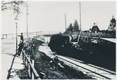 Vänersborg. Uddevalla-Vänersborg-Herrljunga Järnväg, UVHJ. Torpabron. På Norra Järnvägsgatan-Torpavägen. Bron revs ca 1916 och ersattes med korsning med fällbommar. Dessa manövrerades från ställverket vid Vänersborgs station. 1964 fanns planer på att återigen bygga en bro över järnvägen.