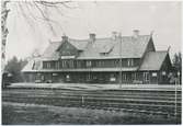 Vännäs station. Statens Järnvägar, SJ. Stationen anlagd 1891. Stationshuset byggdes om 1927. Elektrifiering 1941. Blev k-märkt 1986.