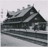 Vännäs station. Statens Järnvägar, SJ. Stationen anlagd 1891. Stationshuset byggdes om 1927. Elektrifiering 1941. Blev k-märkt 1986.
Observera splitterskyddet som är byggt framför dörrarna på stationshusets bottenvåning.