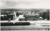 Värnamo station.Halmstad-Nässjö Järnväg, HNJ. Första stationshuset byggdes 1877 och revs 1995 för att det stod i vägen för en planerad vägkorsning. Första lokstallet byggdes 1875 men revs 1894 och ett nytt byggdes på annan plats på bangården. Ett nytt stationshus byggdes 1899 av Skånes-Smålands Järnväg, SSJ men byggnaden användes aldrig som järnvägsstation då SSj och HNJ enades om att använda HNJ station. 1902 byggdes ett nytt gemensamt stationshus vid godsmagasinet. 1903 anslöts Borås- Alvesta, BAJ hit och då byggdes ett nytt godsmagasin som  bekostades av BAJ. Detta magasin tillbyggdes 1918 och 1935. HNJs gamla stationshus flyttades 1902 och blev bostads- och överliggningshus.