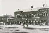 Värnamo station.Halmstad-Nässjö Järnväg, HNJ. Första stationshuset byggdes 1877 och revs 1995 för att det stod i vägen för en planerad  vägkorsning. Första lokstallet byggdes 1875 men revs 1894 och ett nytt byggdes på annan plats på bangården. Ett nytt stationshus byggdes 1899 av Skånes-Smålands Järnväg, SSJ men byggnaden användes aldrig som järnvägsstation då SSj och HNJ enades om att använda HNJ station. 1902 byggdes ett nytt gemensamt stationshus vid godsmagasinet. 1903 anslöts Borås- Alvesta, BAJ hit och då byggdes ett nytt godsmagasin som  bekostades av BAJ. Detta magasin tillbyggdes 1918 och 1935. HNJs gamla stationshus flyttades 1902 och blev bostads- och överliggningshus.