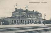 Värnamo station. Halmstad-Nässjö Järnväg, HNJ. Första stationshuset byggdes 1877 och revs 1995 för att det stod i vägen för en planerad  vägkorsning. Första lokstallet byggdes 1875 men revs 1894 och ett nytt byggdes på annan plats på bangården. Ett nytt stationshus byggdes 1899 av Skånes-Smålands Järnväg, SSJ men byggnaden användes aldrig som järnvägsstation då SSj och HNJ enades om att använda HNJ station. 1902 byggdes ett nytt gemensamt stationshus vid godsmagasinet. 1903 anslöts Borås- Alvesta, BAJ hit och då byggdes ett nytt godsmagasin som  bekostades av BAJ. Detta magasin tillbyggdes 1918 och 1935. HNJs gamla stationshus flyttades 1902 och blev bostads- och överliggningshus.