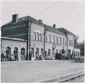 Värnamo station. Halmstad-Nässjö Järnväg, HNJ. Första stationshuset byggdes 1877 och revs 1995 för att det stod i vägen för en planerad  vägkorsning. Första lokstallet byggdes 1875 men revs 1894 och ett nytt byggdes på annan plats på bangården. Ett nytt stationshus byggdes 1899 av Skånes-Smålands Järnväg, SSJ men byggnaden användes aldrig som järnvägsstation då SSj och HNJ enades om att använda HNJ station. 1902 byggdes ett nytt gemensamt stationshus vid godsmagasinet. 1903 anslöts Borås- Alvesta, BAJ hit och då byggdes ett nytt godsmagasin som  bekostades av BAJ. Detta magasin tillbyggdes 1918 och 1935. HNJs gamla stationshus flyttades 1902 och blev bostads- och överliggningshus.