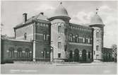 Värnamo station. Halmstad-Nässjö Järnväg, HNJ. Första stationshuset byggdes 1877 och revs 1995 för att det stod i vägen för en planerad  vägkorsning. Första lokstallet byggdes 1875 men revs 1894 och ett nytt byggdes på annan plats på bangården. Ett nytt stationshus byggdes 1899 av Skånes-Smålands Järnväg, SSJ men byggnaden användes aldrig som järnvägsstation då SSj och HNJ enades om att använda HNJ station. 1902 byggdes ett nytt gemensamt stationshus vid godsmagasinet. 1903 anslöts Borås- Alvesta, BAJ hit och då byggdes ett nytt godsmagasin som  bekostades av BAJ. Detta magasin tillbyggdes 1918 och 1935. HNJs gamla stationshus flyttades 1902 och blev bostads- och överliggningshus.