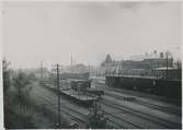 Värnamo station med bangård.Halmstad-Nässjö Järnväg, HNJ. Första stationshuset byggdes 1877 och revs 1995. för att det stod i vägen för en planerad  vägkorsning. Första lokstallet byggdes 1875 men revs 1894 och ett nytt byggdes på annan plats på bangården. Ett nytt stationshus byggdes 1899 av Skånes-Smålands Järnväg, SSJ men byggnaden användes aldrig som järnvägsstation då SSj och HNJ enades om att använda HNJ station. 1902 byggdes ett nytt gemensamt stationshus vid godsmagasinet. 1903 anslöts Borås- Alvesta, BAJ hit och då byggdes ett nytt godsmagasin som  bekostades av BAJ. Detta magasin tillbyggdes 1918 och 1935. HNJs gamla stationshus flyttades 1902 och blev bostads- och överliggningshus.