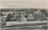 Värnamo station. Utsikt från Strandbergs kulle. Halmstad-Nässjö Järnväg, HNJ. Första stationshuset byggdes 1877 och revs 1995. för att det stod i vägen för en planerad  vägkorsning. Första lokstallet byggdes 1875 men revs 1894 och ett nytt byggdes på annan plats på bangården. Ett nytt stationshus byggdes 1899 av Skånes-Smålands Järnväg, SSJ men byggnaden användes aldrig som järnvägsstation då SSj och HNJ enades om att använda HNJ station. 1902 byggdes ett nytt gemensamt stationshus vid godsmagasinet. 1903 anslöts Borås- Alvesta, BAJ hit och då byggdes ett nytt godsmagasin som  bekostades av BAJ. Detta magasin tillbyggdes 1918 och 1935. HNJs gamla stationshus flyttades 1902 och blev bostads- och överliggningshus.